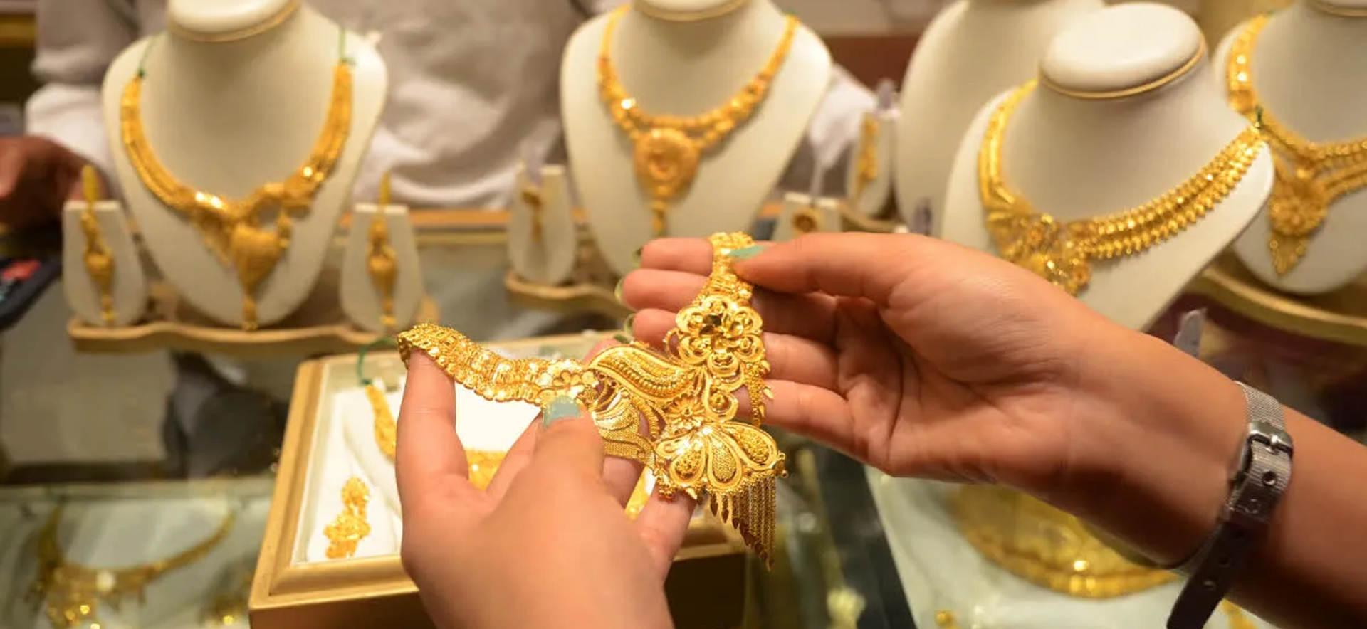 Gold purity testing process in Dubai laboratory